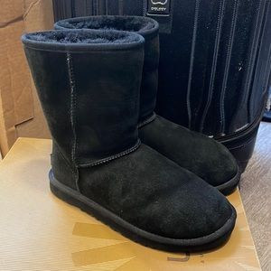 Used black short classic uggs worn a few times